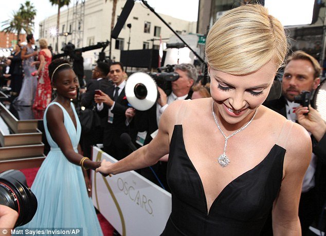 Στα παρασκήνια της απονομής των Οσκαρ: Παθιασμένα φιλιά, φάρσες, και το μυστικό για να μην έχουν δαχτυλιές τα αγαλματίδια – Οι σταρ όπως δεν τους ξανάδαμε [εικόνες] | iefimerida.gr 14