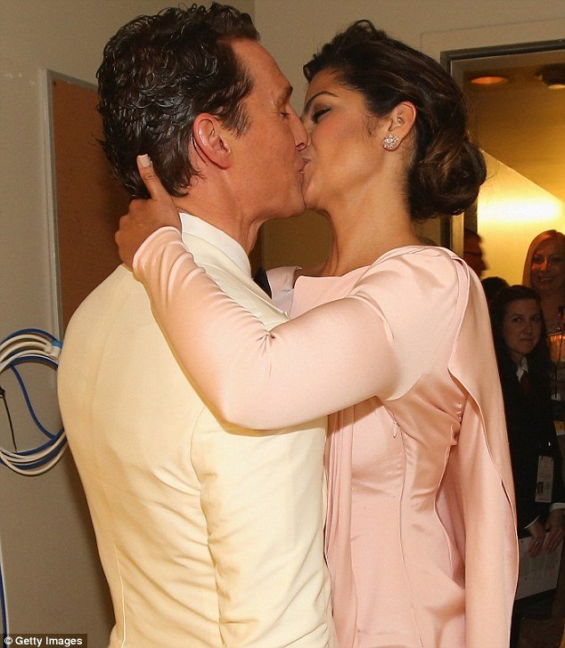 Στα παρασκήνια της απονομής των Οσκαρ: Παθιασμένα φιλιά, φάρσες, και το μυστικό για να μην έχουν δαχτυλιές τα αγαλματίδια – Οι σταρ όπως δεν τους ξανάδαμε [εικόνες] | iefimerida.gr 6