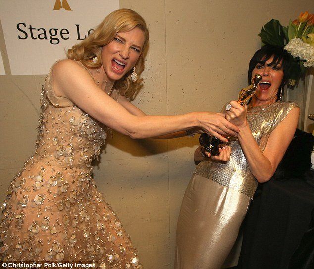 Στα παρασκήνια της απονομής των Οσκαρ: Παθιασμένα φιλιά, φάρσες, και το μυστικό για να μην έχουν δαχτυλιές τα αγαλματίδια – Οι σταρ όπως δεν τους ξανάδαμε [εικόνες] | iefimerida.gr 0