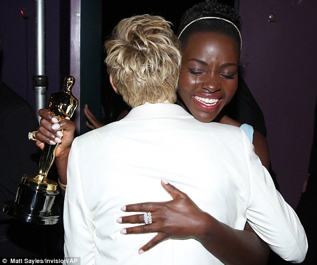 Στα παρασκήνια της απονομής των Οσκαρ: Παθιασμένα φιλιά, φάρσες, και το μυστικό για να μην έχουν δαχτυλιές τα αγαλματίδια – Οι σταρ όπως δεν τους ξανάδαμε [εικόνες] | iefimerida.gr 2