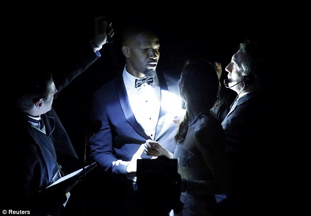 Στα παρασκήνια της απονομής των Οσκαρ: Παθιασμένα φιλιά, φάρσες, και το μυστικό για να μην έχουν δαχτυλιές τα αγαλματίδια – Οι σταρ όπως δεν τους ξανάδαμε [εικόνες] | iefimerida.gr 17