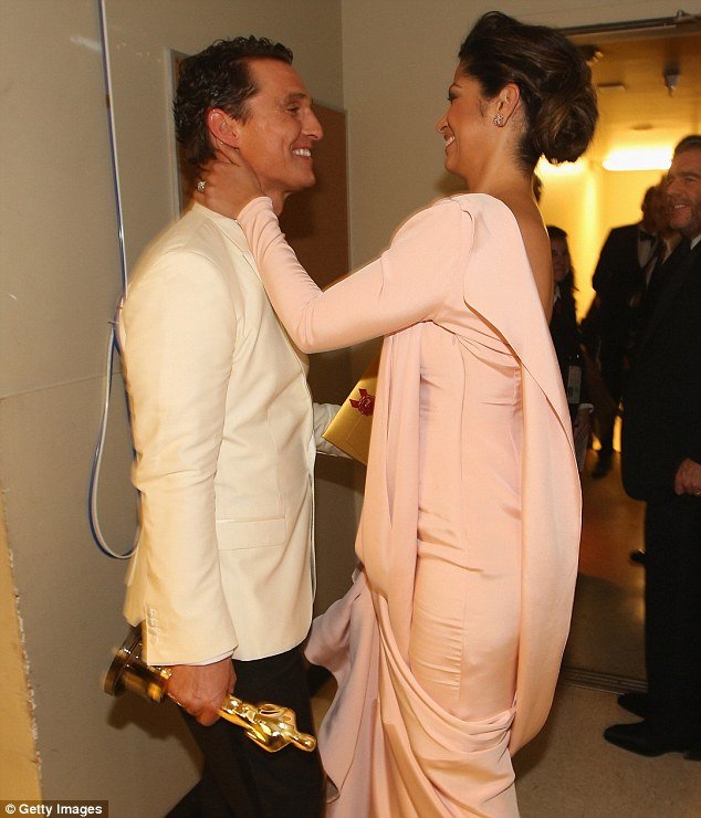 Στα παρασκήνια της απονομής των Οσκαρ: Παθιασμένα φιλιά, φάρσες, και το μυστικό για να μην έχουν δαχτυλιές τα αγαλματίδια – Οι σταρ όπως δεν τους ξανάδαμε [εικόνες] | iefimerida.gr 5