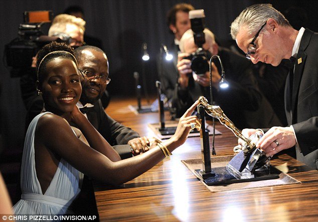 Στα παρασκήνια της απονομής των Οσκαρ: Παθιασμένα φιλιά, φάρσες, και το μυστικό για να μην έχουν δαχτυλιές τα αγαλματίδια – Οι σταρ όπως δεν τους ξανάδαμε [εικόνες] | iefimerida.gr 13