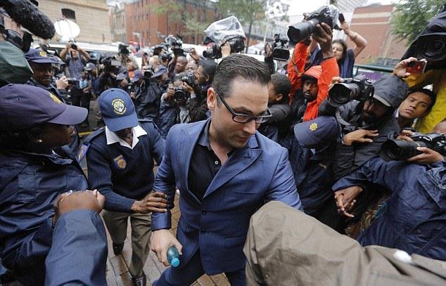 Στο εδώλιο ο Πιστόριους -«Θέλω να τον κοιτάξω στα μάτια για να μάθω την αλήθεια» λέει η μητέρα του θύματος [εικόνες] | iefimerida.gr 2