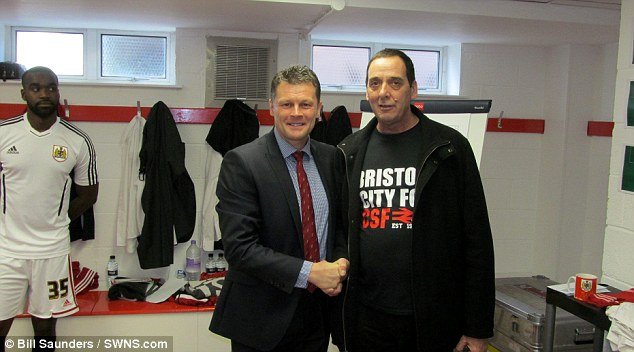 Η τελευταία επιθυμία ενός... τρελού οπαδού – Συγκινημένος μίλησε στους παίκτες και τους ζήτησε τη νίκη [εικόνες] | iefimerida.gr 0