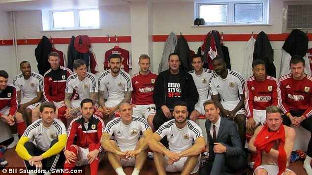 Η τελευταία επιθυμία ενός... τρελού οπαδού – Συγκινημένος μίλησε στους παίκτες και τους ζήτησε τη νίκη [εικόνες] | iefimerida.gr 3