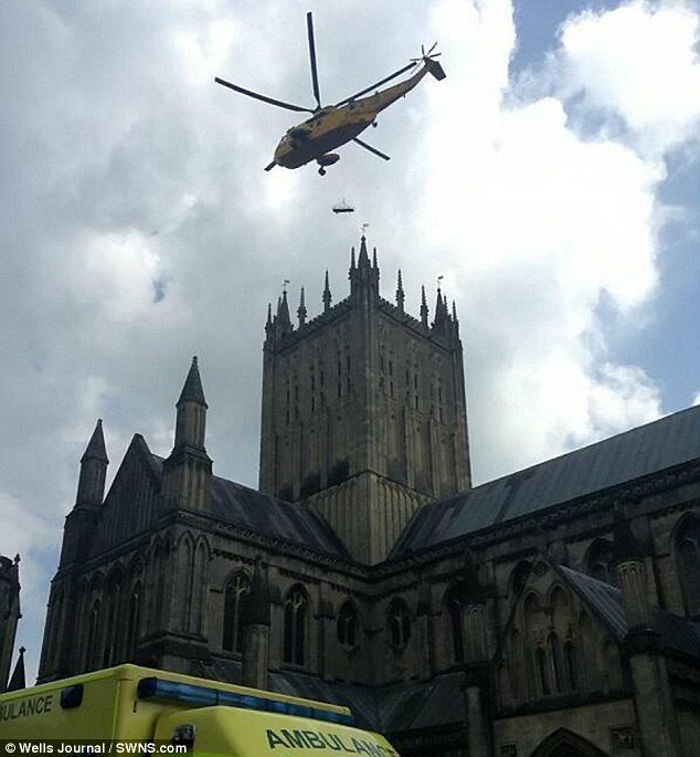 Μια διάσωση βγαλμένη από ταινία: Ελικόπτερο ανέσυρε γυναίκα μέσα από τους πύργους καθεδρικού ναού [εικόνες & βίντεο] | iefimerida.gr 3