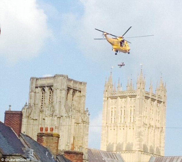 Μια διάσωση βγαλμένη από ταινία: Ελικόπτερο ανέσυρε γυναίκα μέσα από τους πύργους καθεδρικού ναού [εικόνες & βίντεο] | iefimerida.gr 1