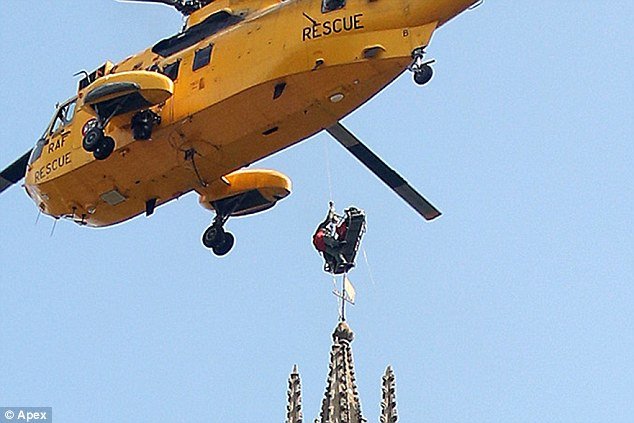 Μια διάσωση βγαλμένη από ταινία: Ελικόπτερο ανέσυρε γυναίκα μέσα από τους πύργους καθεδρικού ναού [εικόνες & βίντεο] | iefimerida.gr 0