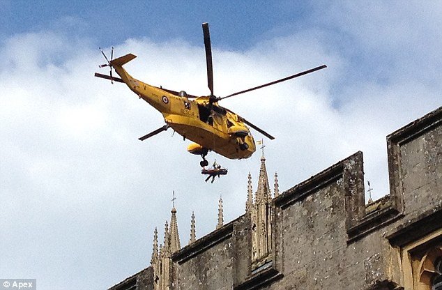 Μια διάσωση βγαλμένη από ταινία: Ελικόπτερο ανέσυρε γυναίκα μέσα από τους πύργους καθεδρικού ναού [εικόνες & βίντεο] | iefimerida.gr 2