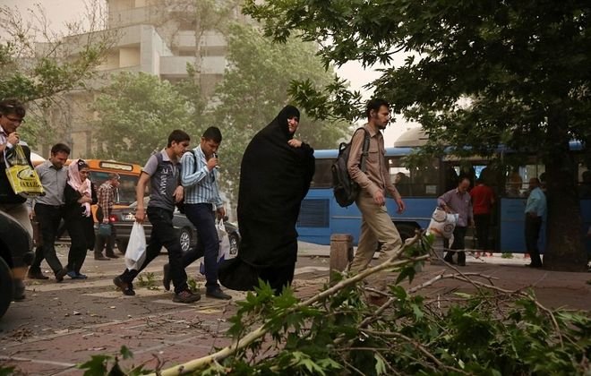 Η Τεχεράνη «χάθηκε» μέσα στη φονική αμμοθύελλα -Συγκλονιστικές φωτογραφίες από το Ιράν [εικόνες&βίντεο] | iefimerida.gr 8