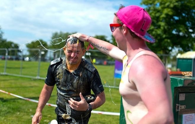 Πήραν με τα αυγά τους αστυνομικούς στη Βρετανία: Μία διασκεδαστική φιλανθρωπική εκστρατεία [εικόνες] | iefimerida.gr 1