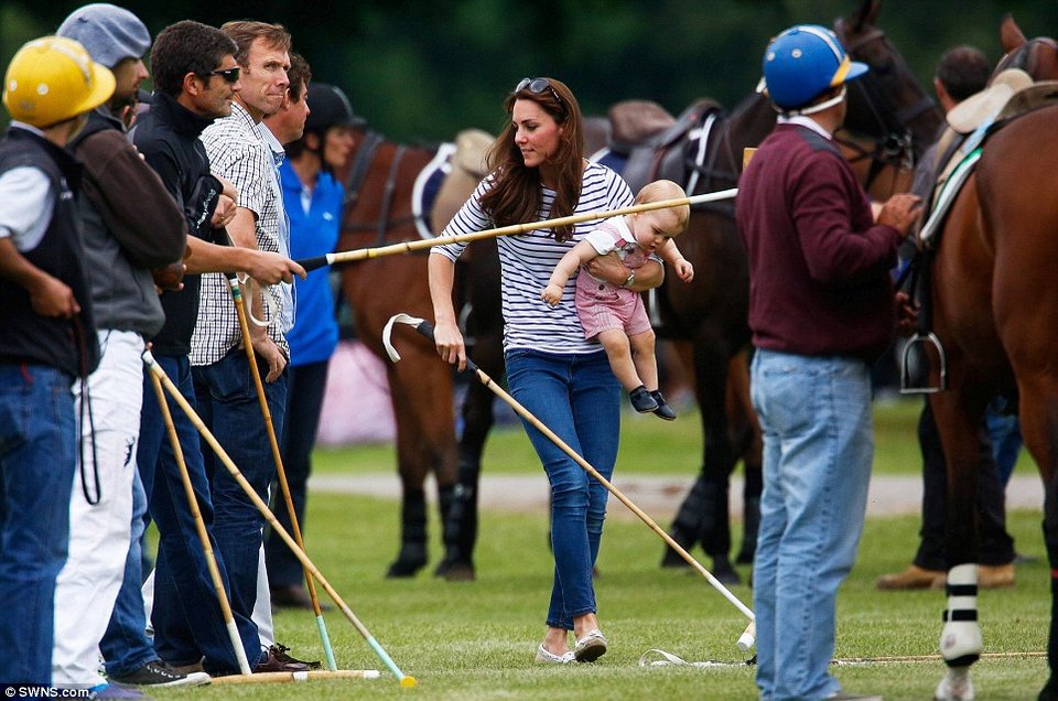 Ο μικρός πρίγκιπας Τζορτζ τρελαίνει τους πάντες παίζοντας μπάλα, με προπονήτρια την μαμά Κέιτ [εικόνες]  | iefimerida.gr 2