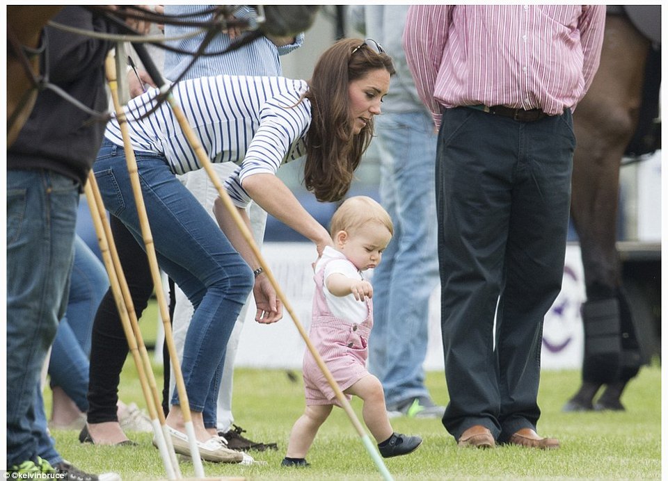 Ο μικρός πρίγκιπας Τζορτζ τρελαίνει τους πάντες παίζοντας μπάλα, με προπονήτρια την μαμά Κέιτ [εικόνες]  | iefimerida.gr 8