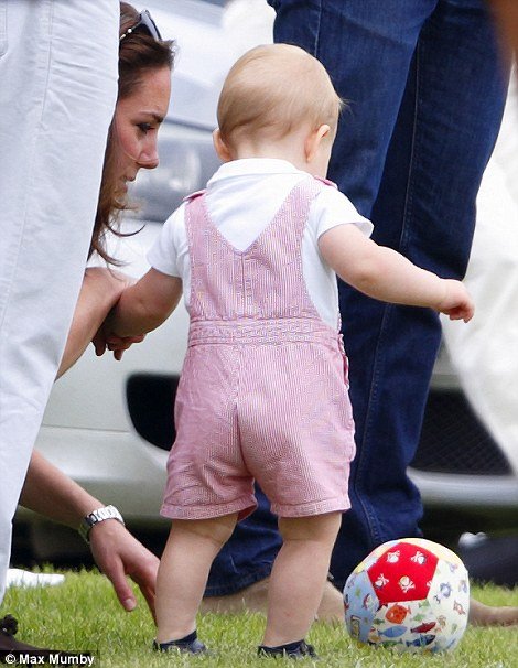 Ο μικρός πρίγκιπας Τζορτζ τρελαίνει τους πάντες παίζοντας μπάλα, με προπονήτρια την μαμά Κέιτ [εικόνες]  | iefimerida.gr 9