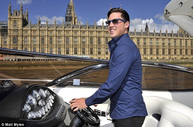 Αν ήμουν πλούσιος: Ενας 27χρονος Βρετανός κέρδισε στο Λόττο, παράτησε τη δουλειά του στο εργοστάσιο και άρχισε να ζει χλιδάτα και ονειρεμένα [εικόνες]  | iefimerida.gr 3