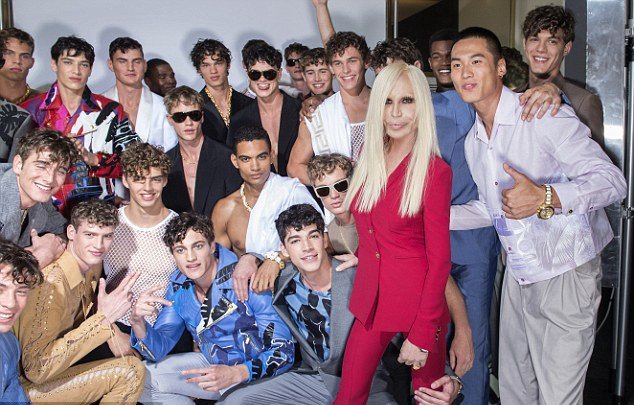 Τα αγόρια με τα μπικουτί -Τι τραβάνε τα μοντέλα πριν ανέβουν στην πασαρέλα [εικόνες] | iefimerida.gr 9