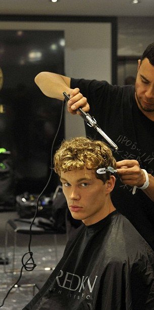 Τα αγόρια με τα μπικουτί -Τι τραβάνε τα μοντέλα πριν ανέβουν στην πασαρέλα [εικόνες] | iefimerida.gr 0