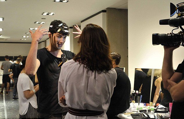 Τα αγόρια με τα μπικουτί -Τι τραβάνε τα μοντέλα πριν ανέβουν στην πασαρέλα [εικόνες] | iefimerida.gr 1