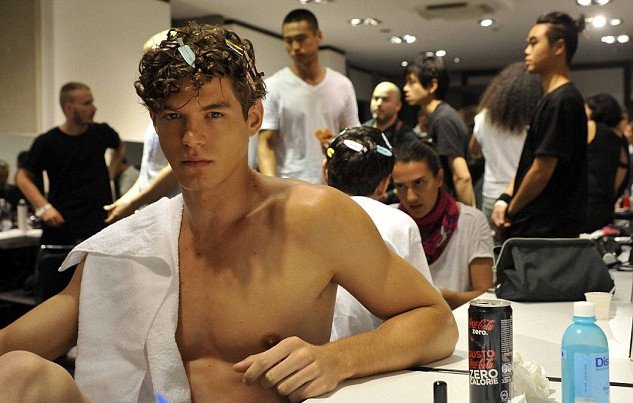 Τα αγόρια με τα μπικουτί -Τι τραβάνε τα μοντέλα πριν ανέβουν στην πασαρέλα [εικόνες] | iefimerida.gr 3