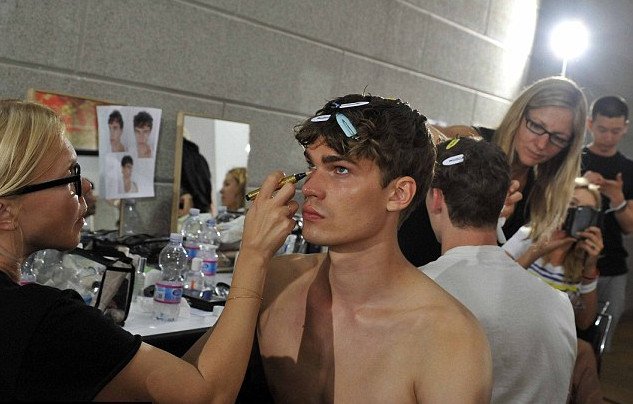 Τα αγόρια με τα μπικουτί -Τι τραβάνε τα μοντέλα πριν ανέβουν στην πασαρέλα [εικόνες] | iefimerida.gr 4