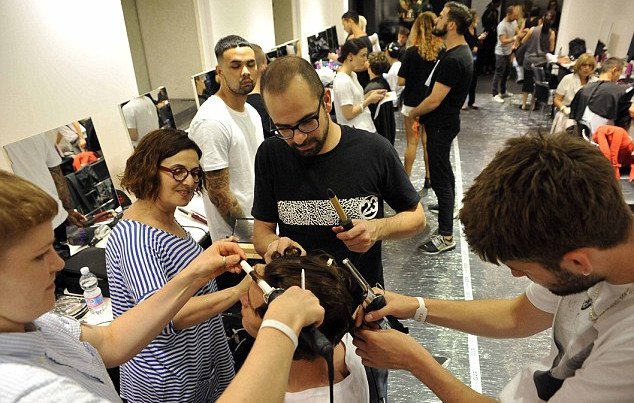 Τα αγόρια με τα μπικουτί -Τι τραβάνε τα μοντέλα πριν ανέβουν στην πασαρέλα [εικόνες] | iefimerida.gr 7