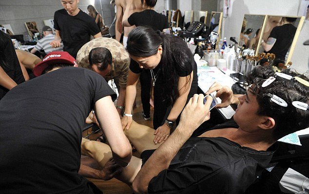 Τα αγόρια με τα μπικουτί -Τι τραβάνε τα μοντέλα πριν ανέβουν στην πασαρέλα [εικόνες] | iefimerida.gr 6