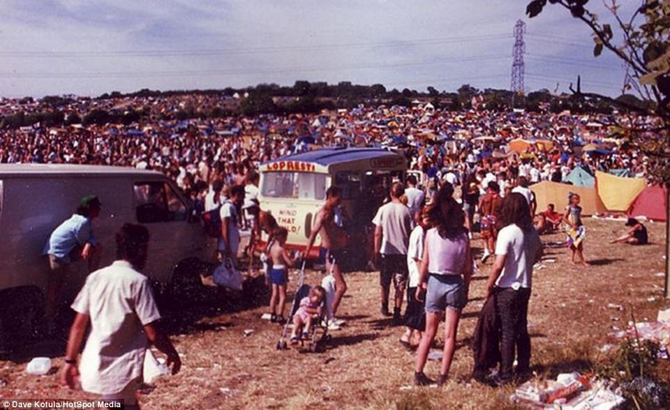 Χορεύοντας μέσα στη λάσπη: Το μεγαλύτερο μουσικό φεστιβάλ γίνεται 45 ετών -Η ιστορία του Γκλάστονμπερι στον φακό [εικόνες] | iefimerida.gr 9