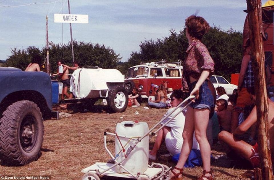 Χορεύοντας μέσα στη λάσπη: Το μεγαλύτερο μουσικό φεστιβάλ γίνεται 45 ετών -Η ιστορία του Γκλάστονμπερι στον φακό [εικόνες] | iefimerida.gr 8