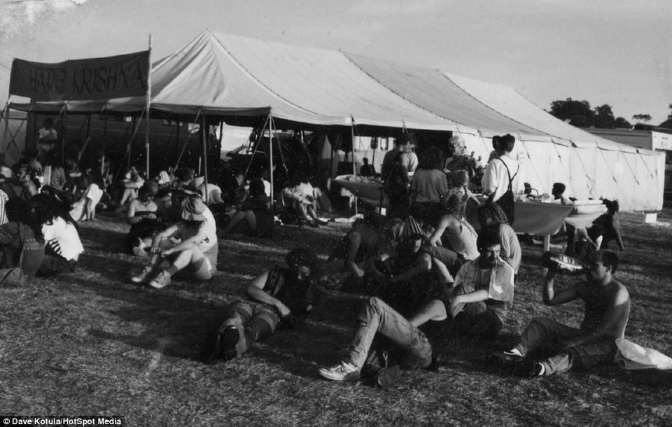 Χορεύοντας μέσα στη λάσπη: Το μεγαλύτερο μουσικό φεστιβάλ γίνεται 45 ετών -Η ιστορία του Γκλάστονμπερι στον φακό [εικόνες] | iefimerida.gr 4