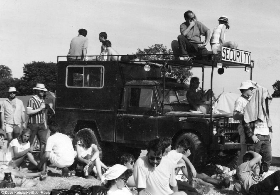 Χορεύοντας μέσα στη λάσπη: Το μεγαλύτερο μουσικό φεστιβάλ γίνεται 45 ετών -Η ιστορία του Γκλάστονμπερι στον φακό [εικόνες] | iefimerida.gr 5