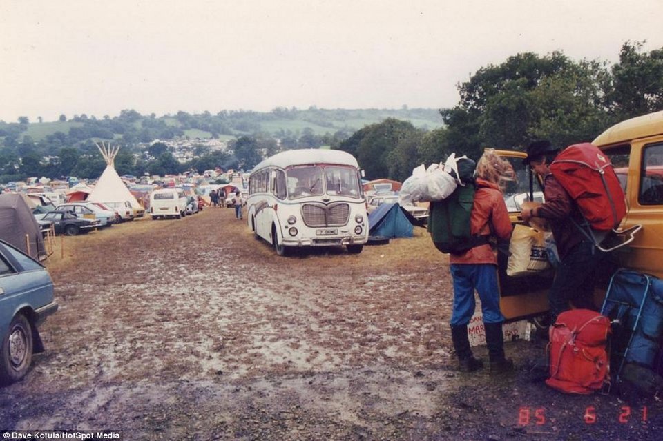 Χορεύοντας μέσα στη λάσπη: Το μεγαλύτερο μουσικό φεστιβάλ γίνεται 45 ετών -Η ιστορία του Γκλάστονμπερι στον φακό [εικόνες] | iefimerida.gr 6
