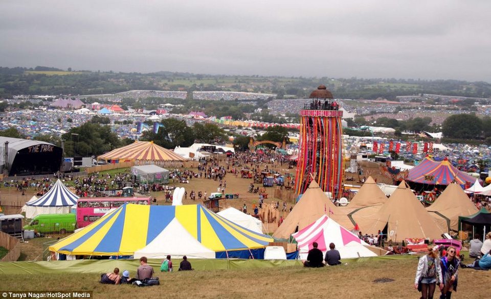Χορεύοντας μέσα στη λάσπη: Το μεγαλύτερο μουσικό φεστιβάλ γίνεται 45 ετών -Η ιστορία του Γκλάστονμπερι στον φακό [εικόνες] | iefimerida.gr 11