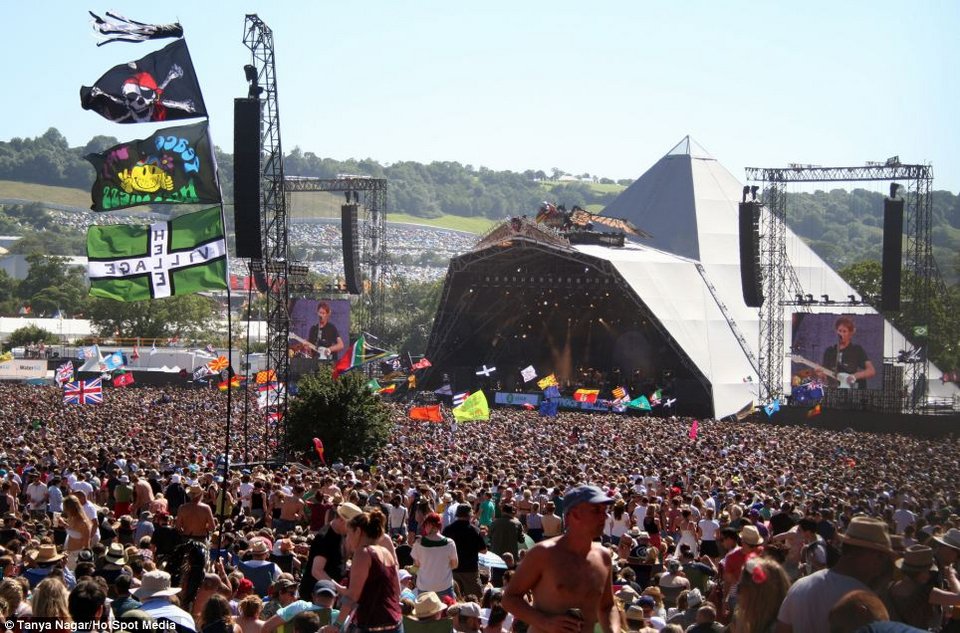 Χορεύοντας μέσα στη λάσπη: Το μεγαλύτερο μουσικό φεστιβάλ γίνεται 45 ετών -Η ιστορία του Γκλάστονμπερι στον φακό [εικόνες] | iefimerida.gr 13