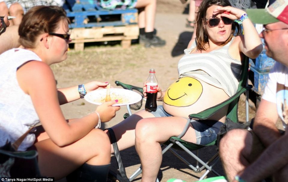 Χορεύοντας μέσα στη λάσπη: Το μεγαλύτερο μουσικό φεστιβάλ γίνεται 45 ετών -Η ιστορία του Γκλάστονμπερι στον φακό [εικόνες] | iefimerida.gr 12