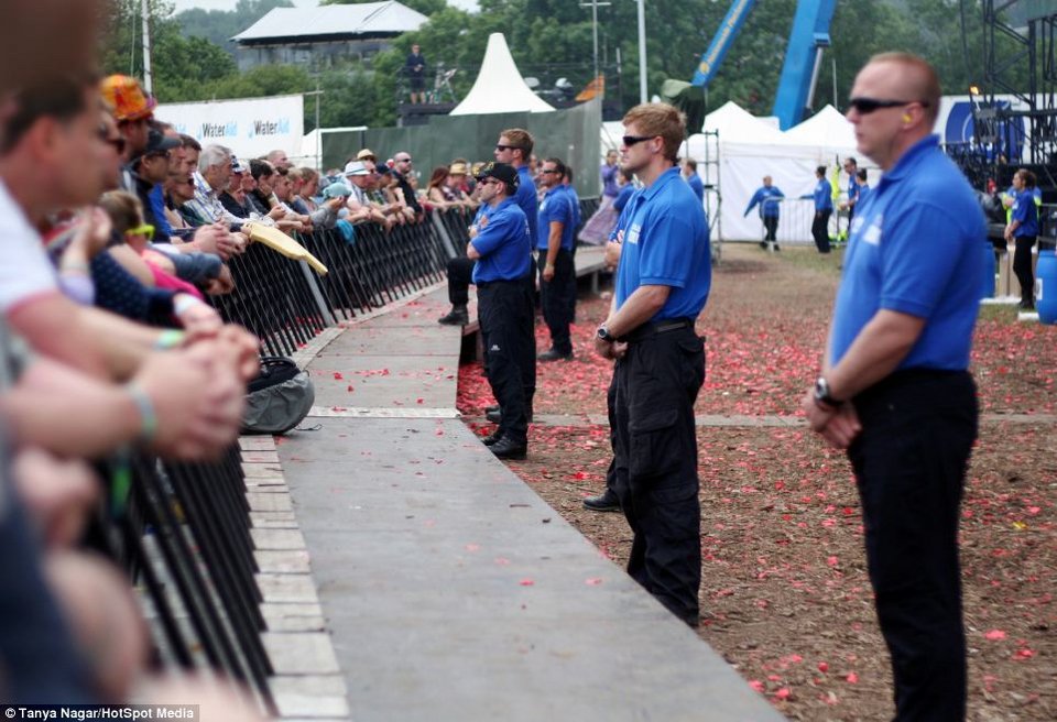 Χορεύοντας μέσα στη λάσπη: Το μεγαλύτερο μουσικό φεστιβάλ γίνεται 45 ετών -Η ιστορία του Γκλάστονμπερι στον φακό [εικόνες] | iefimerida.gr 15