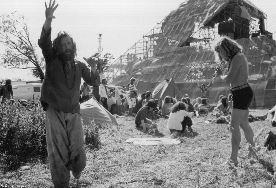 Χορεύοντας μέσα στη λάσπη: Το μεγαλύτερο μουσικό φεστιβάλ γίνεται 45 ετών -Η ιστορία του Γκλάστονμπερι στον φακό [εικόνες] | iefimerida.gr 1