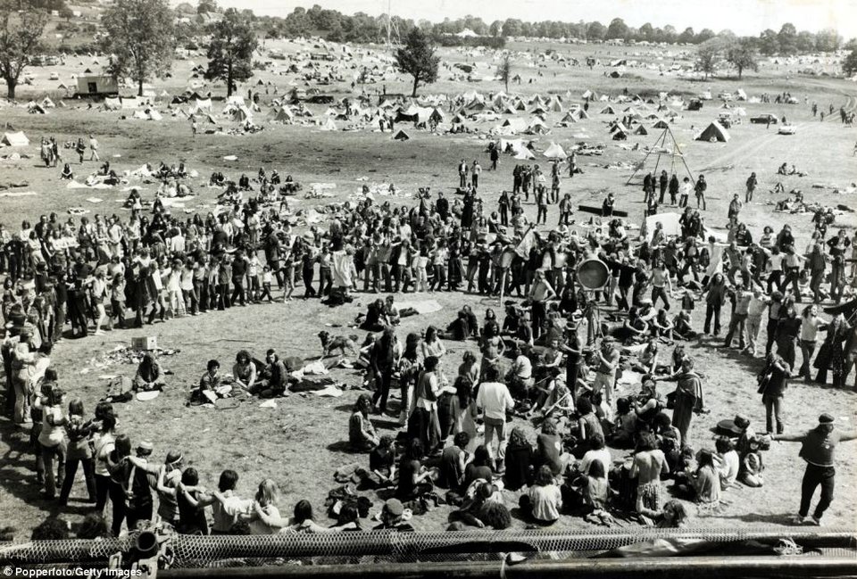 Χορεύοντας μέσα στη λάσπη: Το μεγαλύτερο μουσικό φεστιβάλ γίνεται 45 ετών -Η ιστορία του Γκλάστονμπερι στον φακό [εικόνες] | iefimerida.gr 2