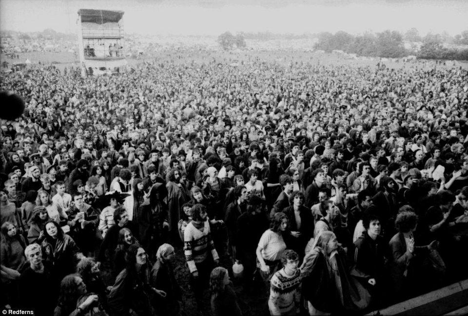 Χορεύοντας μέσα στη λάσπη: Το μεγαλύτερο μουσικό φεστιβάλ γίνεται 45 ετών -Η ιστορία του Γκλάστονμπερι στον φακό [εικόνες] | iefimerida.gr 3