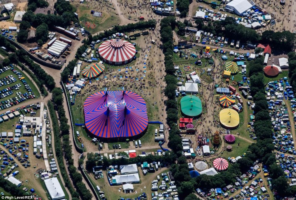 Χορεύοντας μέσα στη λάσπη: Το μεγαλύτερο μουσικό φεστιβάλ γίνεται 45 ετών -Η ιστορία του Γκλάστονμπερι στον φακό [εικόνες] | iefimerida.gr 14