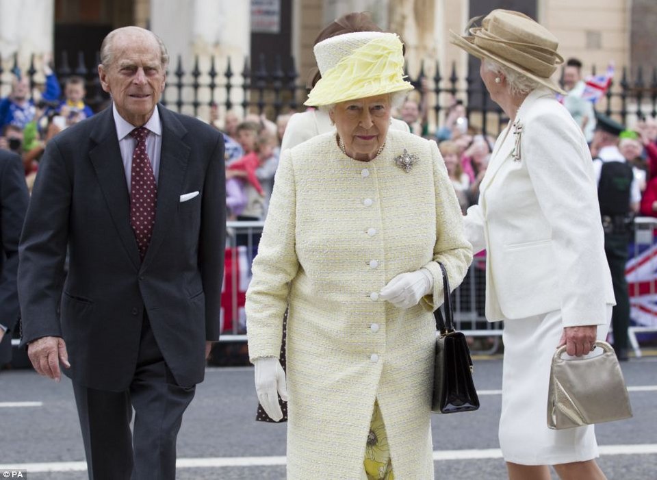 Χαμός στην Αγγλία με τον πιτσιρικά που «έσπασε» τα μέτρα ασφαλείας και έβγαλε μια selfie με τη Βασίλισσα Ελισάβετ [εικόνες] | iefimerida.gr 1
