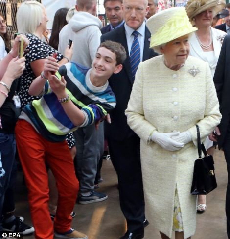 Χαμός στην Αγγλία με τον πιτσιρικά που «έσπασε» τα μέτρα ασφαλείας και έβγαλε μια selfie με τη Βασίλισσα Ελισάβετ [εικόνες] | iefimerida.gr 3