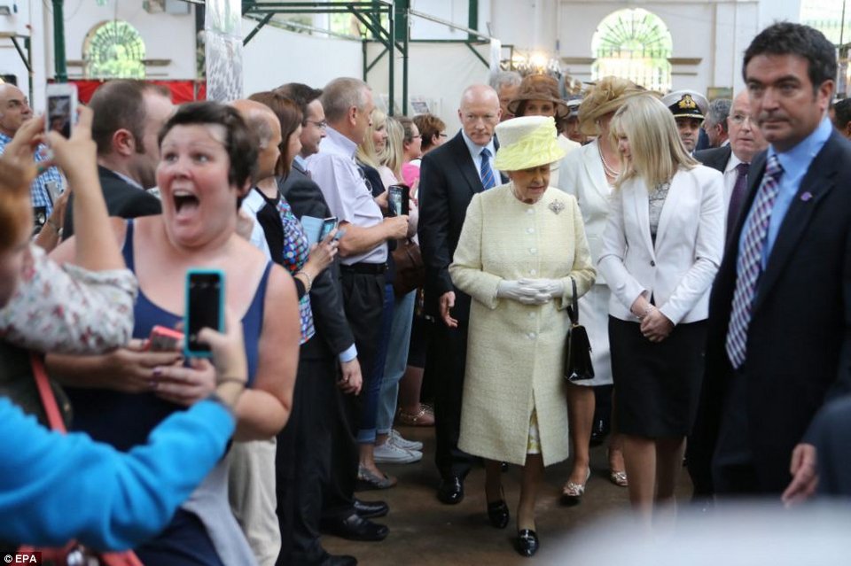 Χαμός στην Αγγλία με τον πιτσιρικά που «έσπασε» τα μέτρα ασφαλείας και έβγαλε μια selfie με τη Βασίλισσα Ελισάβετ [εικόνες] | iefimerida.gr 2
