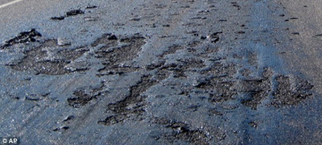 Εντυπωσιακό: Οδόστρωμα στις ΗΠΑ λιώνει από τη θερμότητα του ηφαιστείου [εικόνες] | iefimerida.gr 2