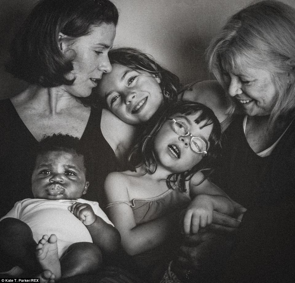 Το συγκλονιστικό άλμπουμ μιας υιοθεσίας -Καρέ καρέ το πώς ένα μωρό γίνεται μέλος της νέας του οικογένειας [εικόνες] | iefimerida.gr 11