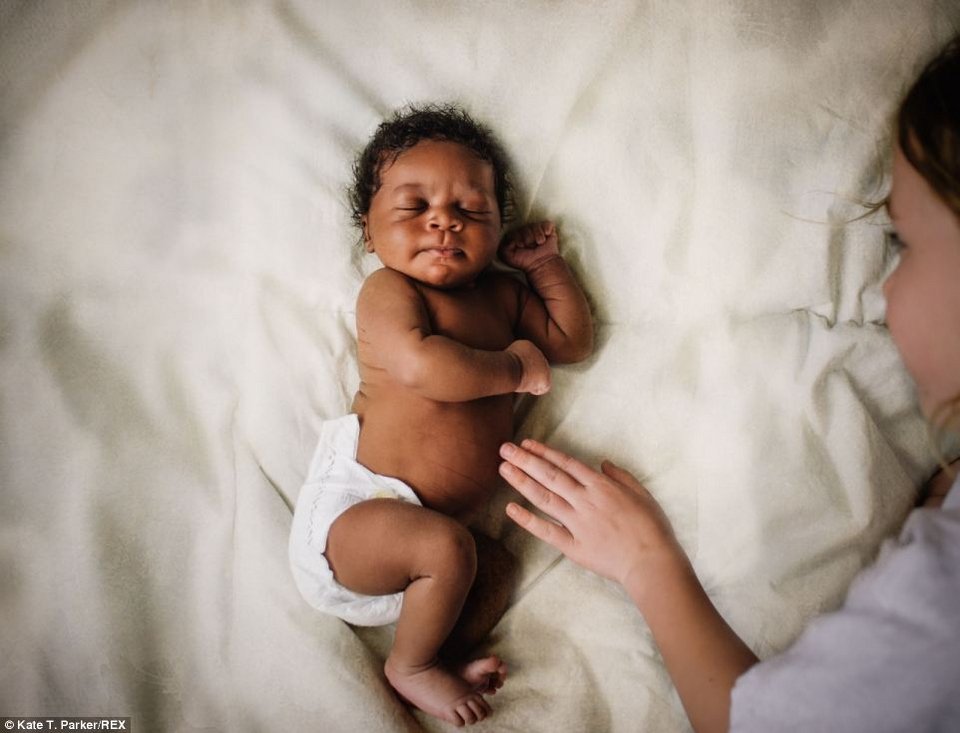 Το συγκλονιστικό άλμπουμ μιας υιοθεσίας -Καρέ καρέ το πώς ένα μωρό γίνεται μέλος της νέας του οικογένειας [εικόνες] | iefimerida.gr 16