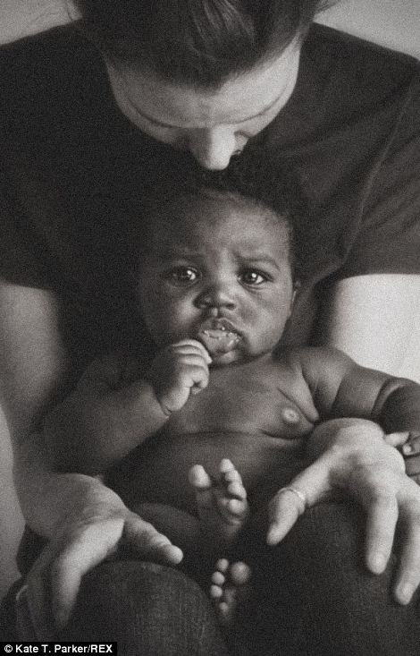 Το συγκλονιστικό άλμπουμ μιας υιοθεσίας -Καρέ καρέ το πώς ένα μωρό γίνεται μέλος της νέας του οικογένειας [εικόνες] | iefimerida.gr 1