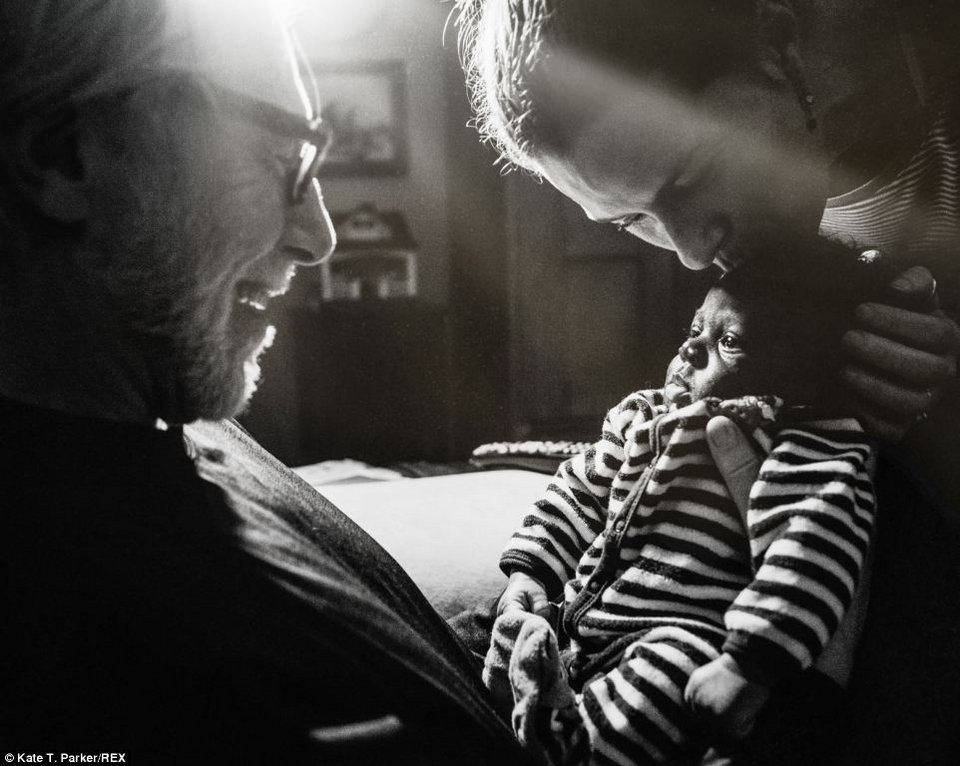 Το συγκλονιστικό άλμπουμ μιας υιοθεσίας -Καρέ καρέ το πώς ένα μωρό γίνεται μέλος της νέας του οικογένειας [εικόνες] | iefimerida.gr 2