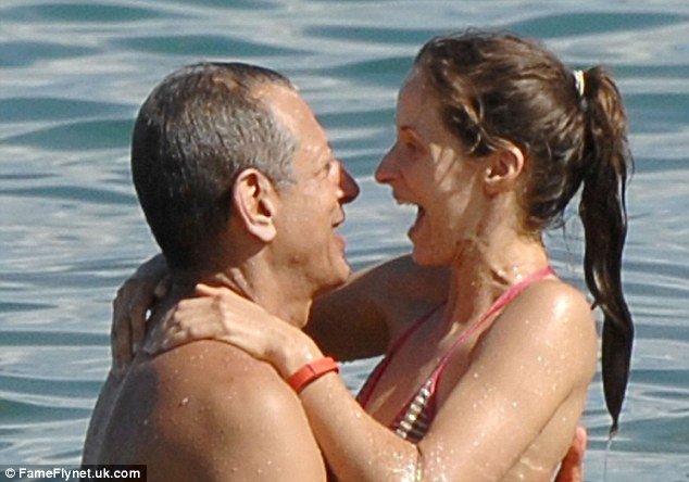 Ηθοποιός του Τζουράσικ Παρκ παντρεύεται την κατά 30 χρόνια νεότερη αγαπημένη του [εικόνες] | iefimerida.gr 2