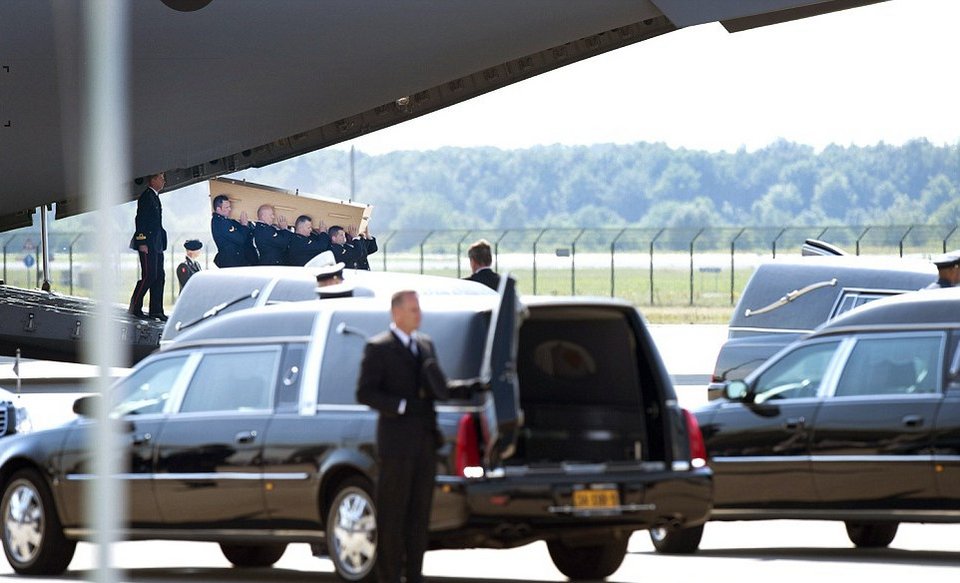 Στην Ολλανδία το αεροσκάφος με τις σoρούς των θυμάτων της ΜΗ17 -Ο βασιλιάς και ο πρωθυπουργός στο αεροδρόμιο [εικόνες&βίντεο] | iefimerida.gr 11